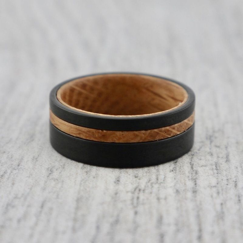 Bague en tungstène et bois de whisky