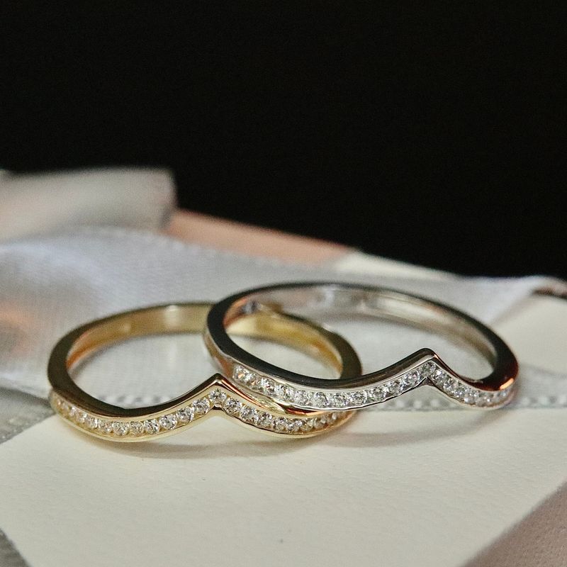 Bague Classique V en or 10K