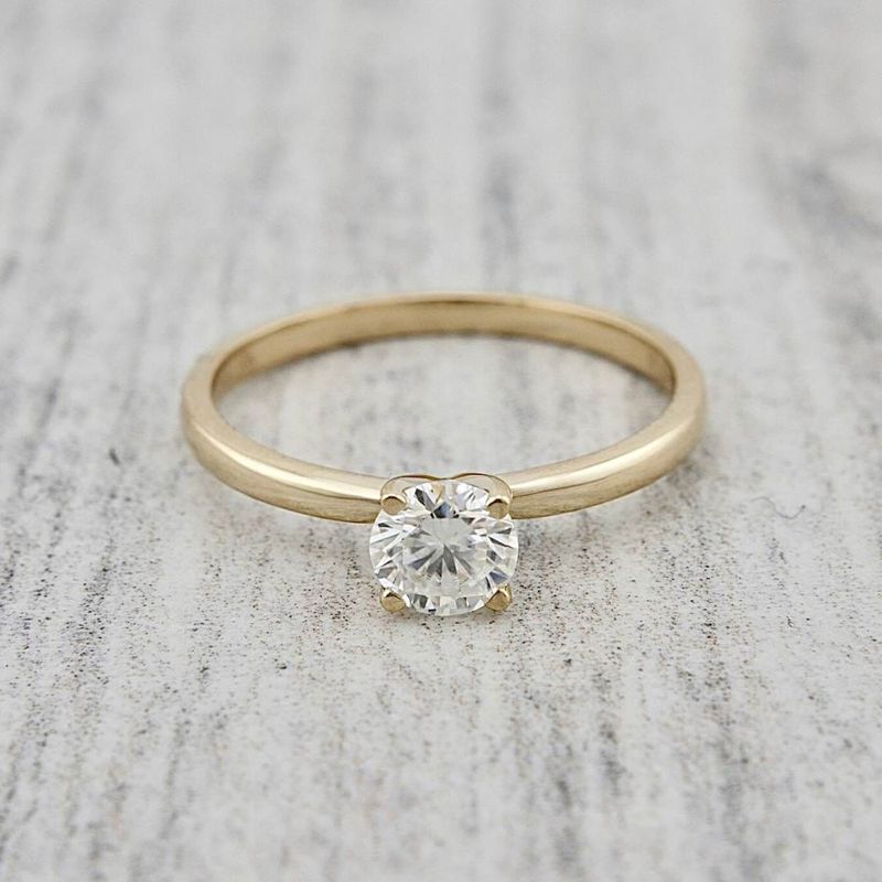 Bague solitaire Classique en or 10K et moissanite 0,5 ct
