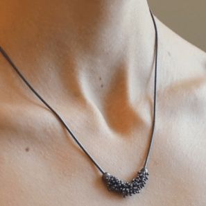 Collier avec un pouce de Shikshok en argent oxydé