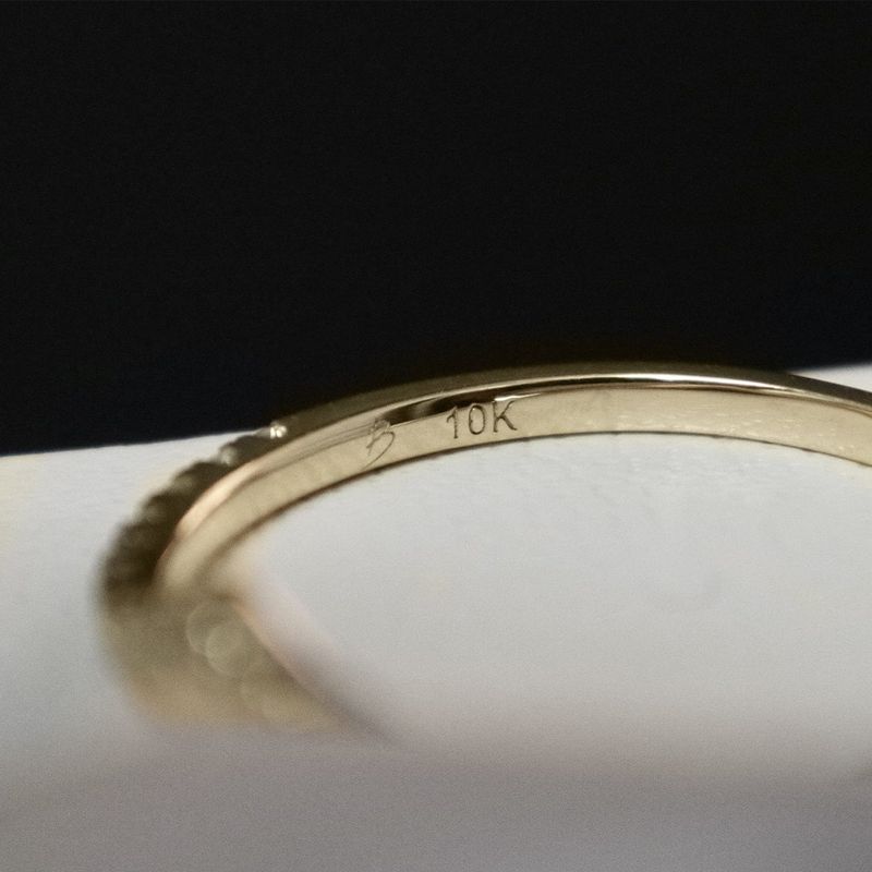 Bague V en or 10K et moissanites