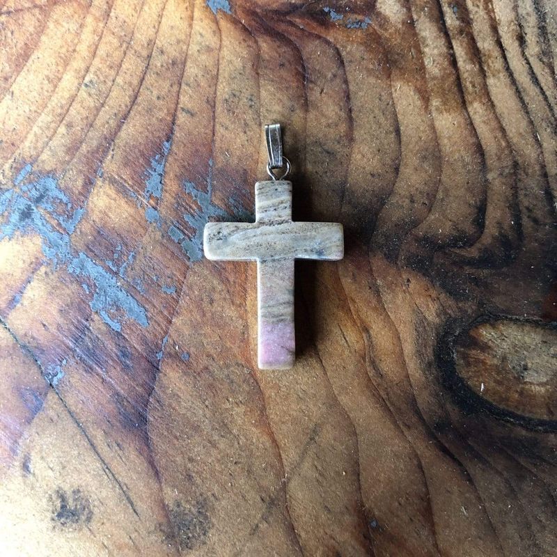 Pendentif croix en pierre et argent