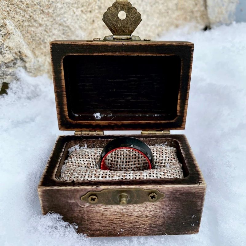 Bague en tungstène et bois d'érable infusé rouge