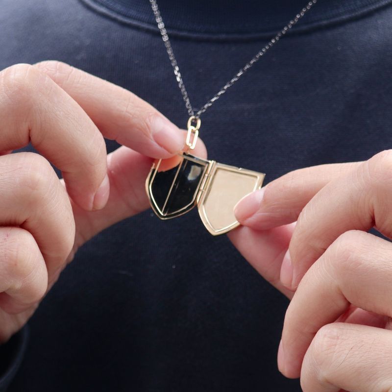 Collier Bouclier porte-photo en or 14K, argent sterling et saphirs