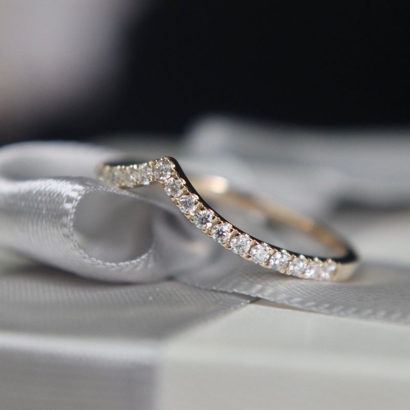 Bague V en or 10K et moissanites