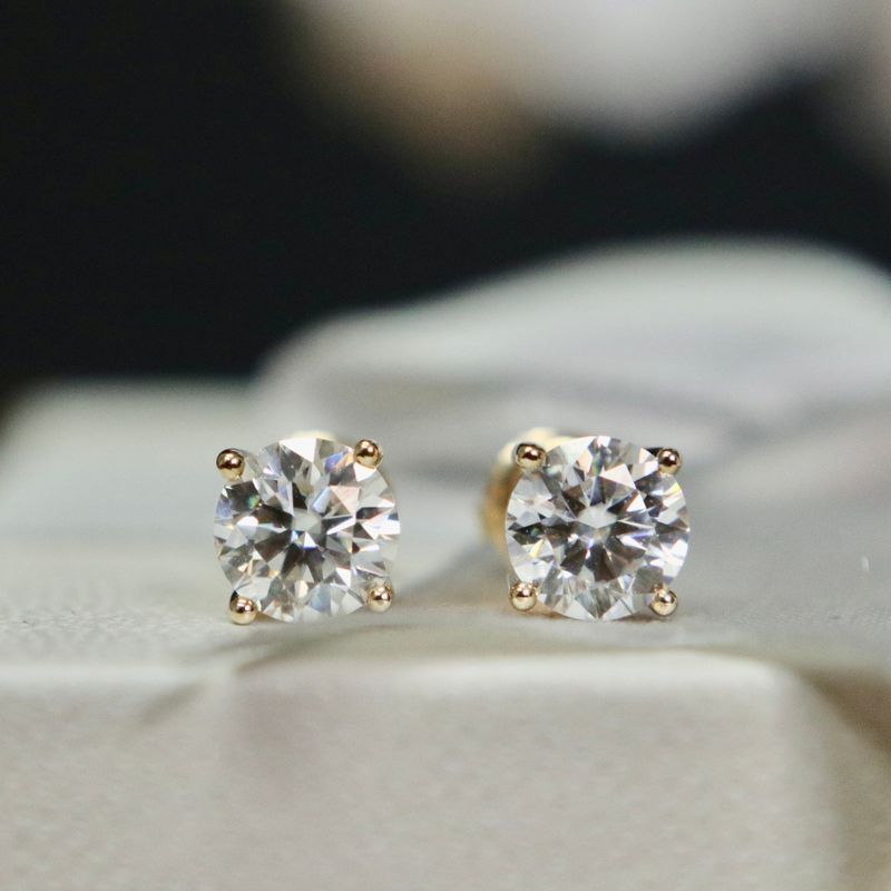 Boucles d'oreilles Classiques en or jaune ou blanc 10K et moissanites