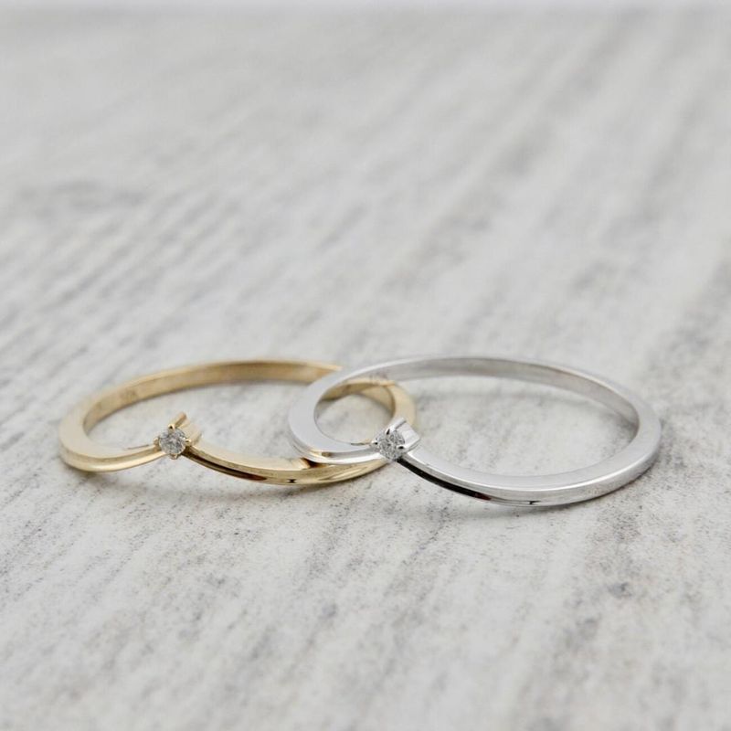 Bague V en or 10K et moissanite
