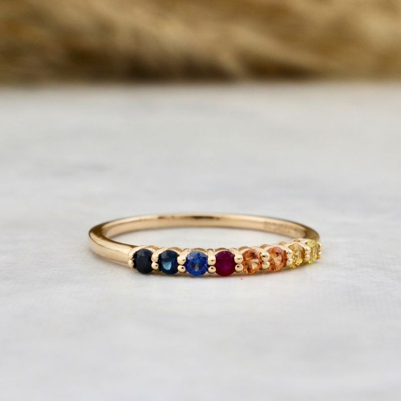 Bague semi-éternité en or 14K, saphirs et rubis