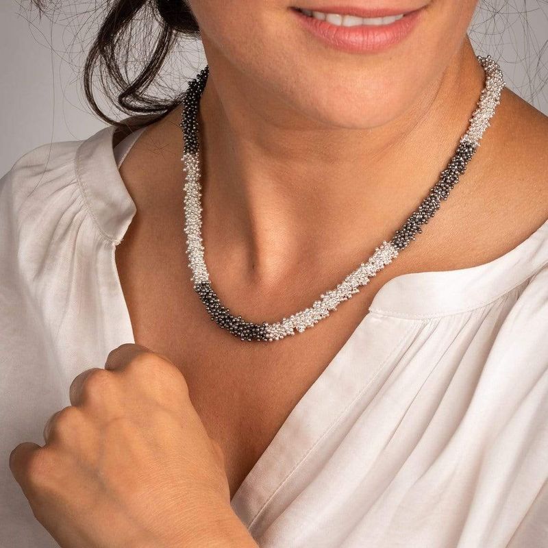 Grand collier noir et blanc ShikShok en argent