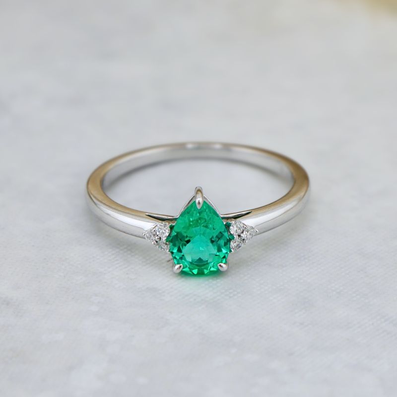 Bague Cluster diamants et émeraude poire