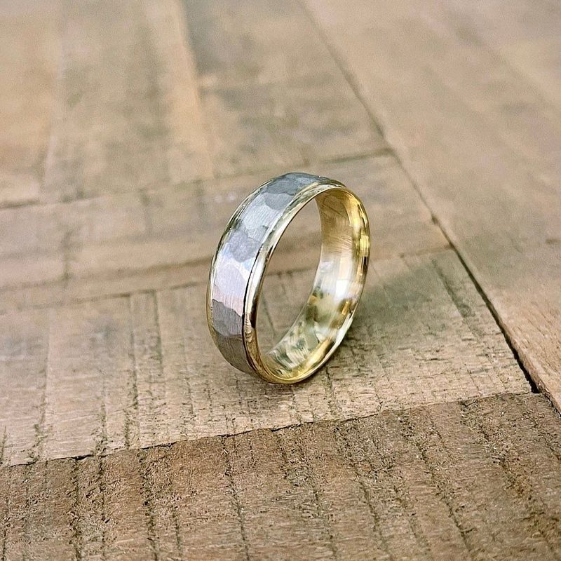 Bague martelée en or 10K