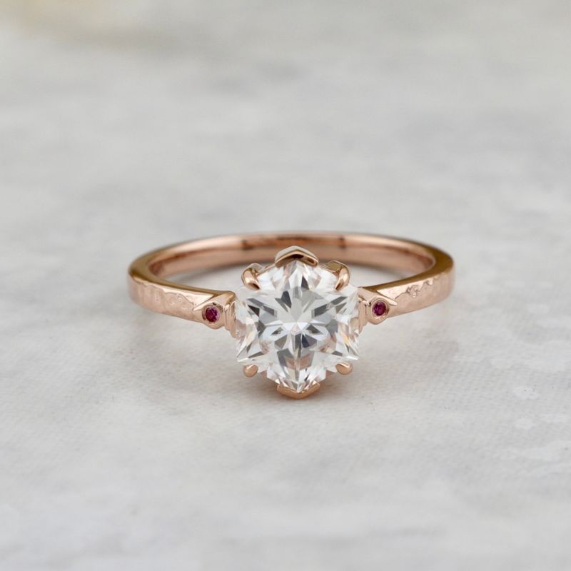 Bague solitaire Martelée Hexagone en or 14K -18K, rubis et moissanite