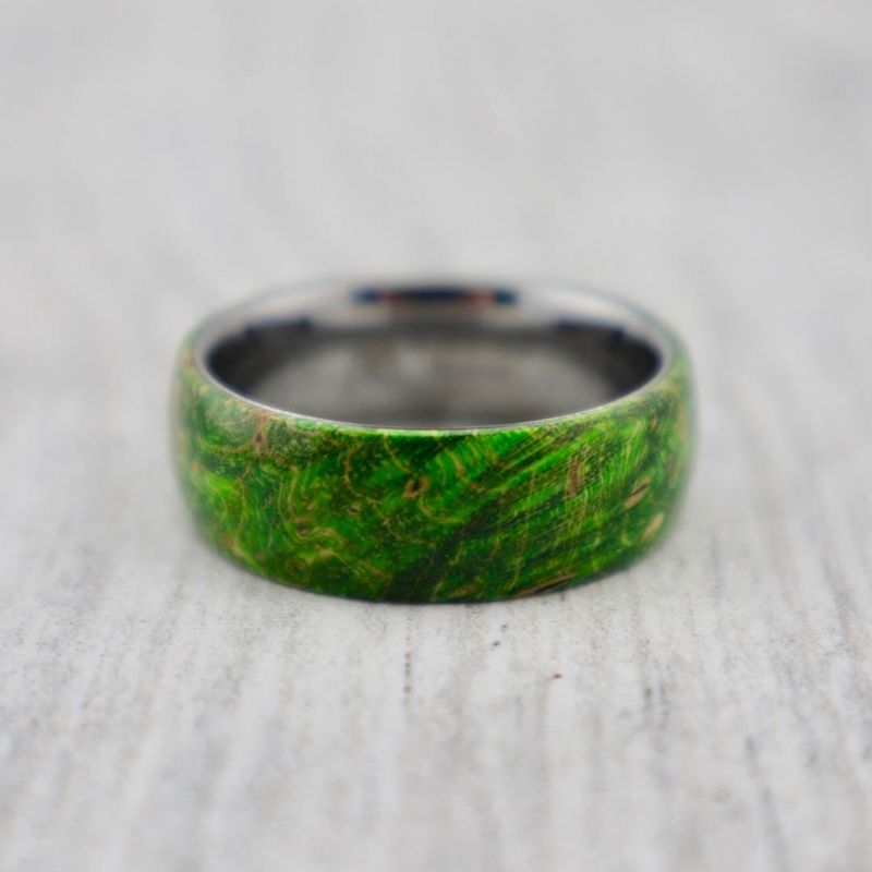 Bague en tungstène et bois d'érable infusé vert