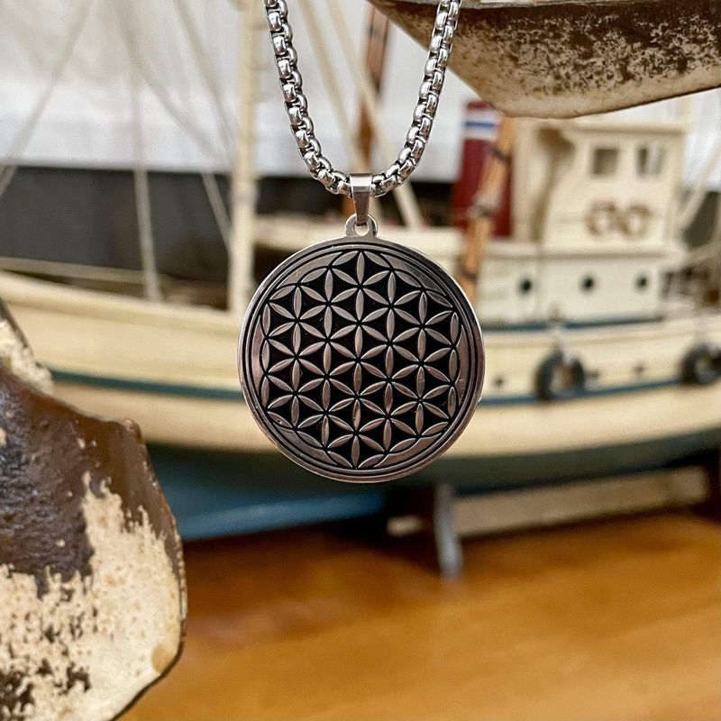 Collier Fleur de vie en acier