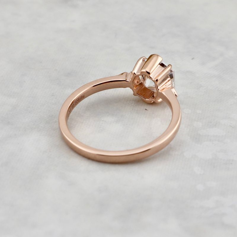 Bague solitaire Martelée Hexagone en or 14K -18K, rubis et moissanite