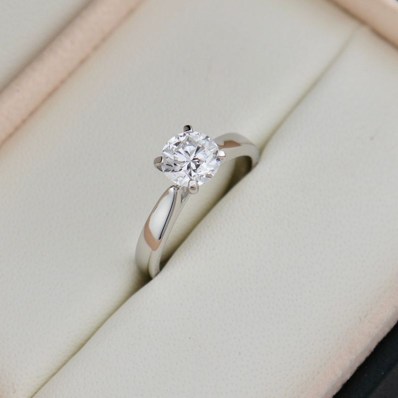 Bague solitaire Classique en or 14K et moissanite