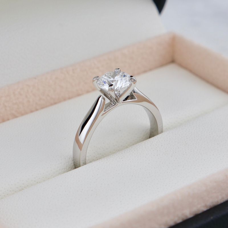 Bague solitaire Classique en or 14K et moissanite