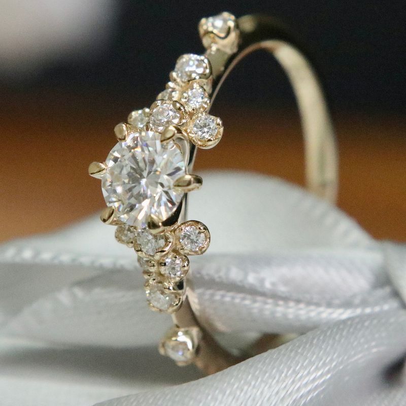 Bague solitaire Nuage en or 10K et moissanites