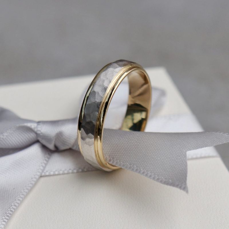 Bague martelée en or 10K