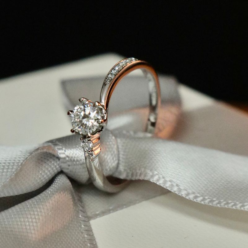 Bague solitaire en or 10K et moissanites