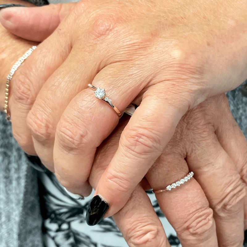 Bague solitaire en or 10K et moissanites
