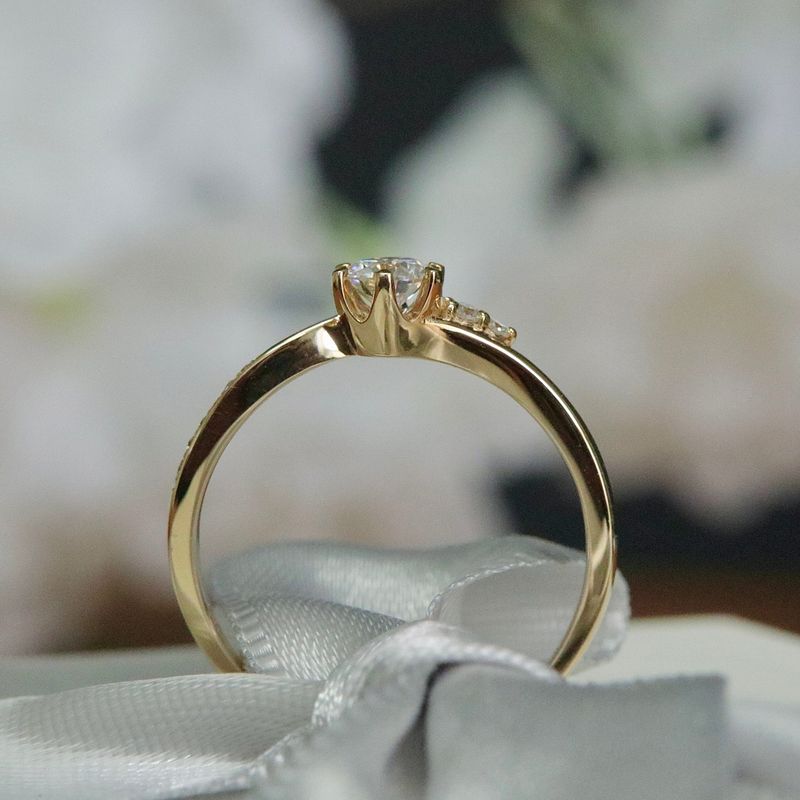 Bague solitaire en or 10K et moissanites