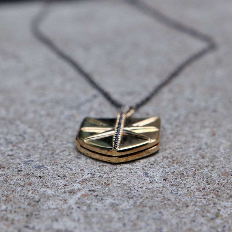 Collier Bouclier porte-photo en or 14K, argent sterling et saphirs
