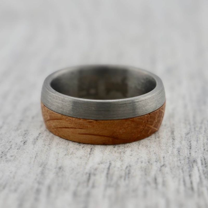 Bague en tungstène et bois de whisky