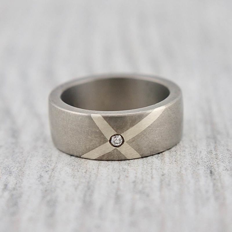 Bague Croix en argent, titane et diamant