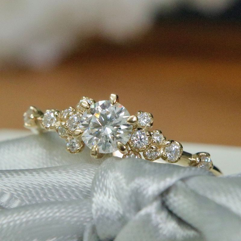 Bague solitaire Nuage en or 10K et moissanites