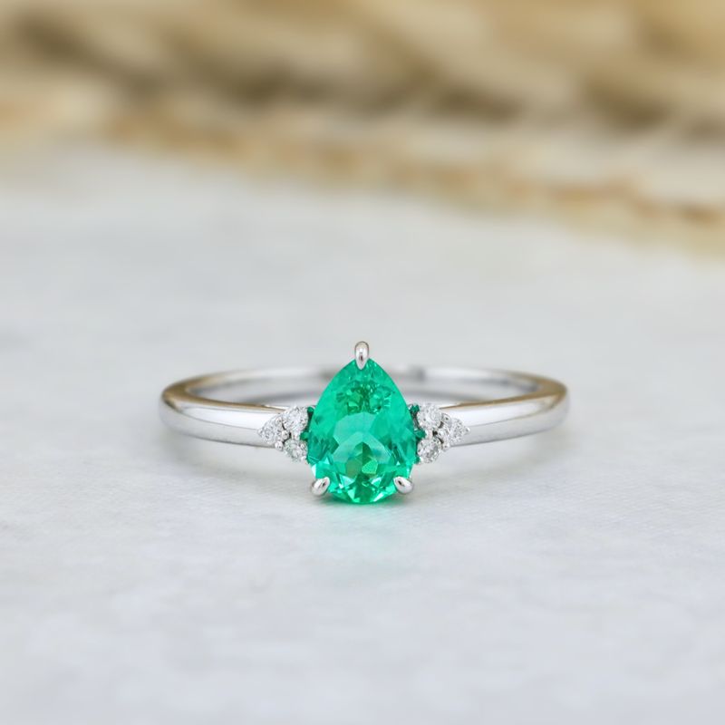 Bague Cluster diamants et émeraude poire