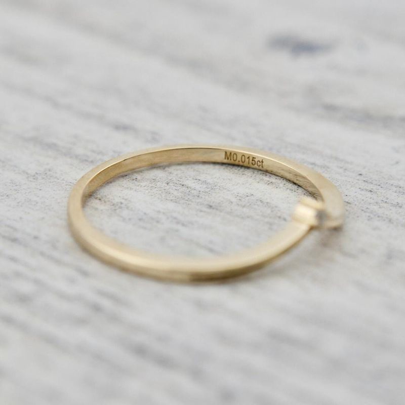 Bague V en or 10K et moissanite