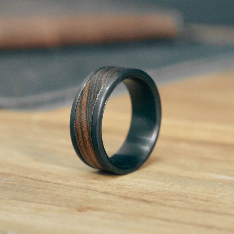 Bague en tungstène et bois de whisky + ébène