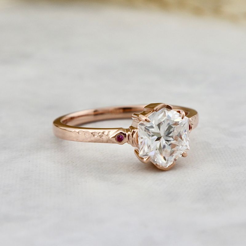 Bague solitaire Martelée Hexagone en or 14K -18K, rubis et moissanite