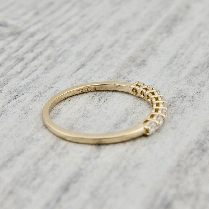 Bague semi-éternité à 8 moissanites en or 10K
