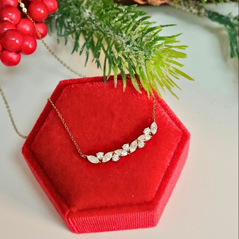 Collier Nuage Scintillant en or 10K et moissanites