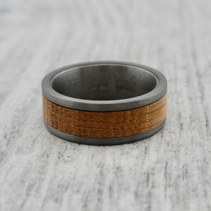 Bague en tungstène et bois de whisky