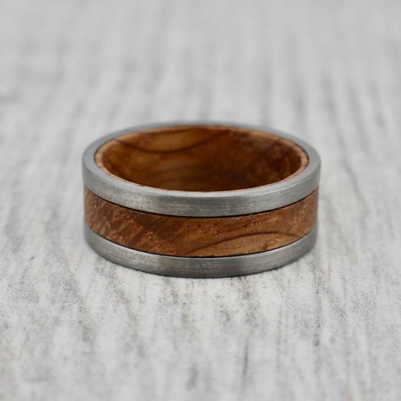 Bague en tungstène et bois de whisky
