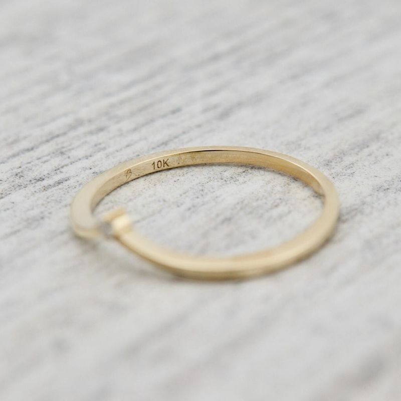 Bague V en or 10K et moissanite