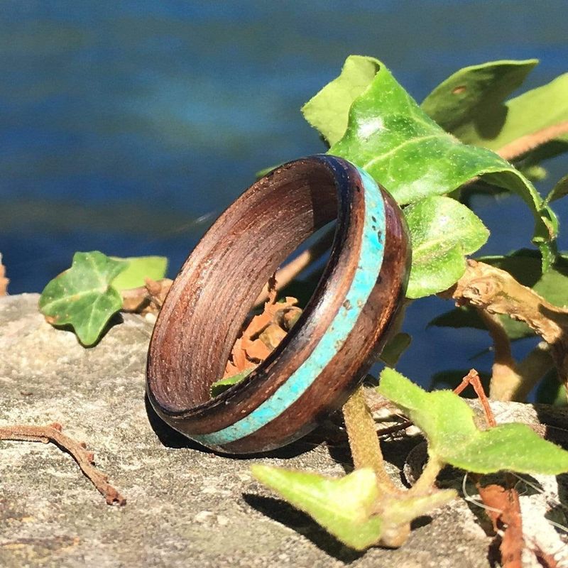 Bague en bois et turquoise personnalisée