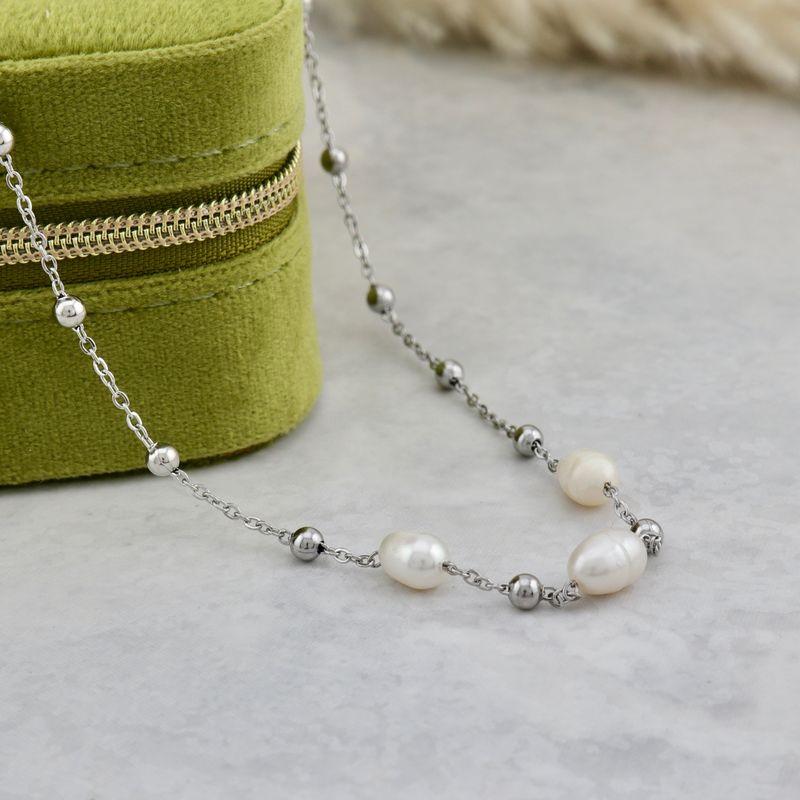 Collier en acier et perles baroques