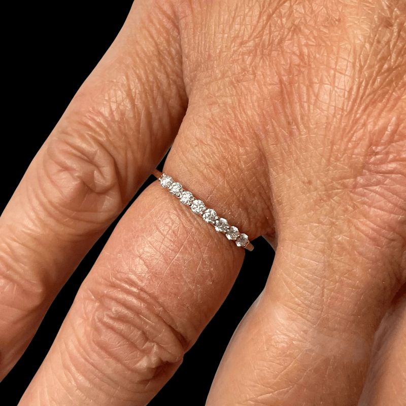 Bague semi-éternité à 8 moissanites en or 10K