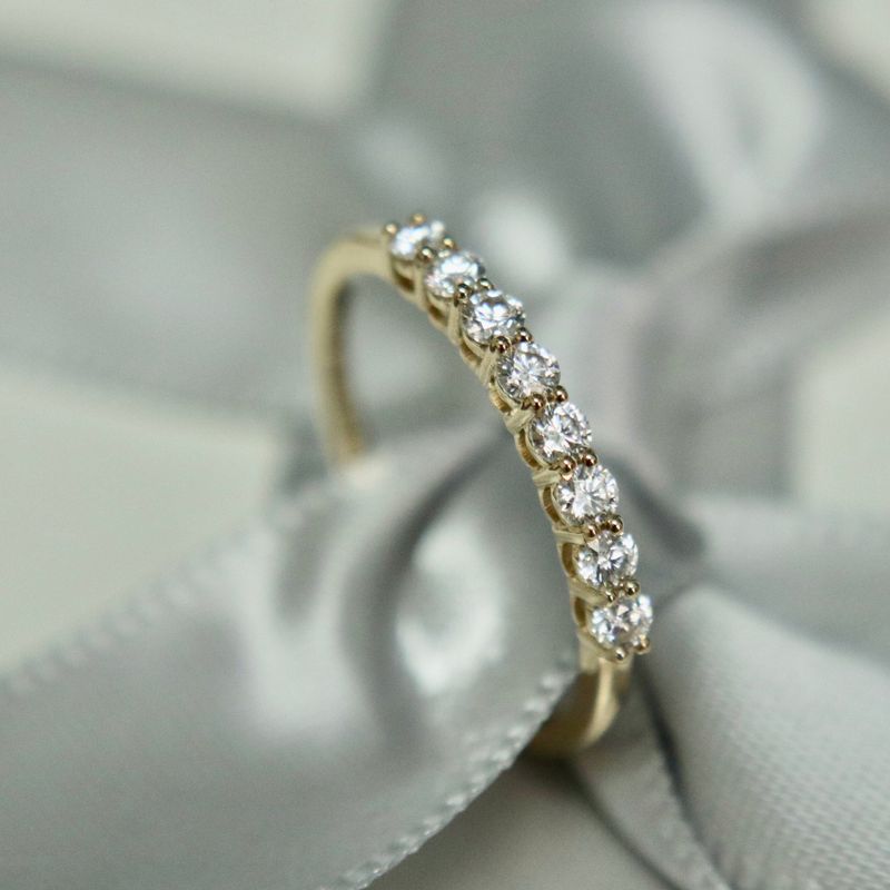 Bague semi-éternité à 8 moissanites en or 10K