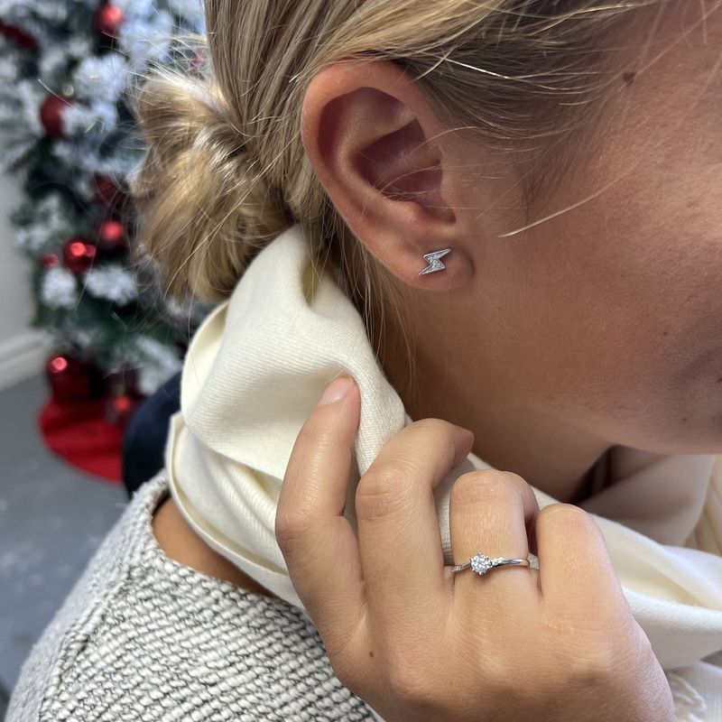 Bague solitaire en or 10K et moissanites