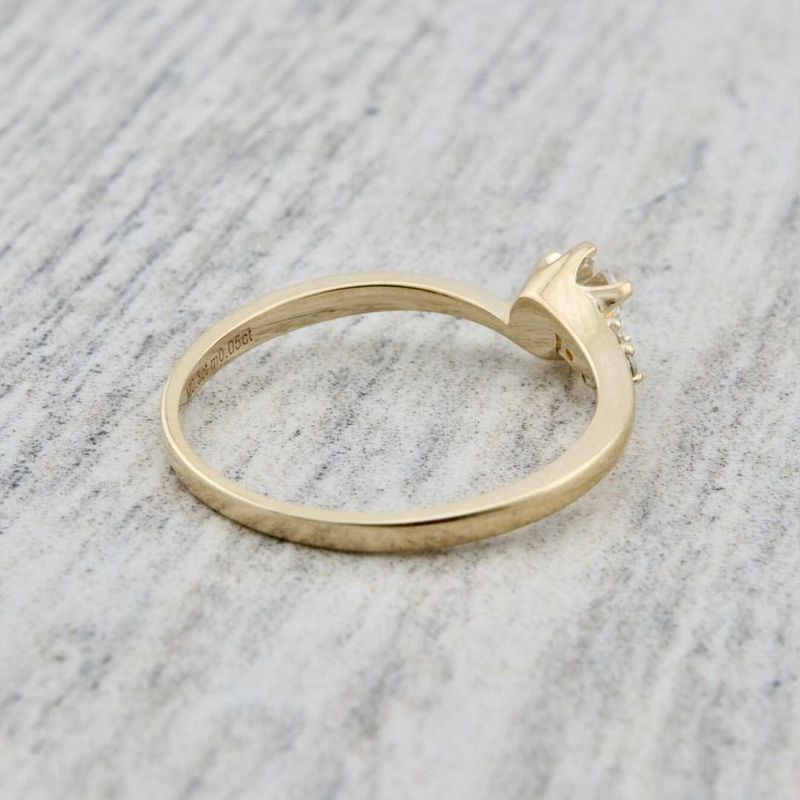 Bague solitaire en or 10K et moissanites