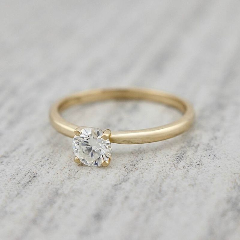Bague solitaire Classique en or 10K et moissanite 0,5 ct