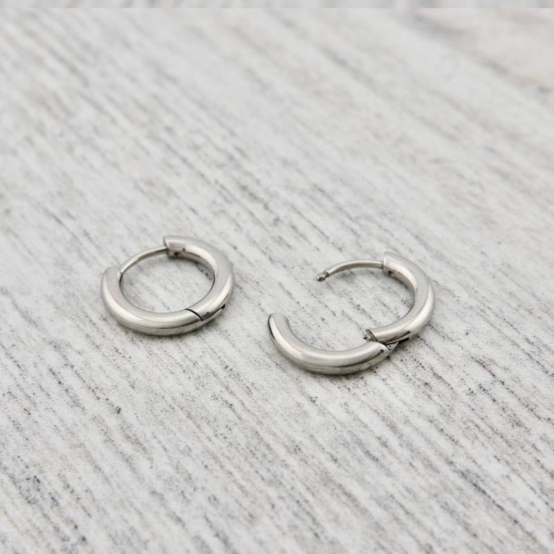 Boucles d'oreilles anneaux simples en acier