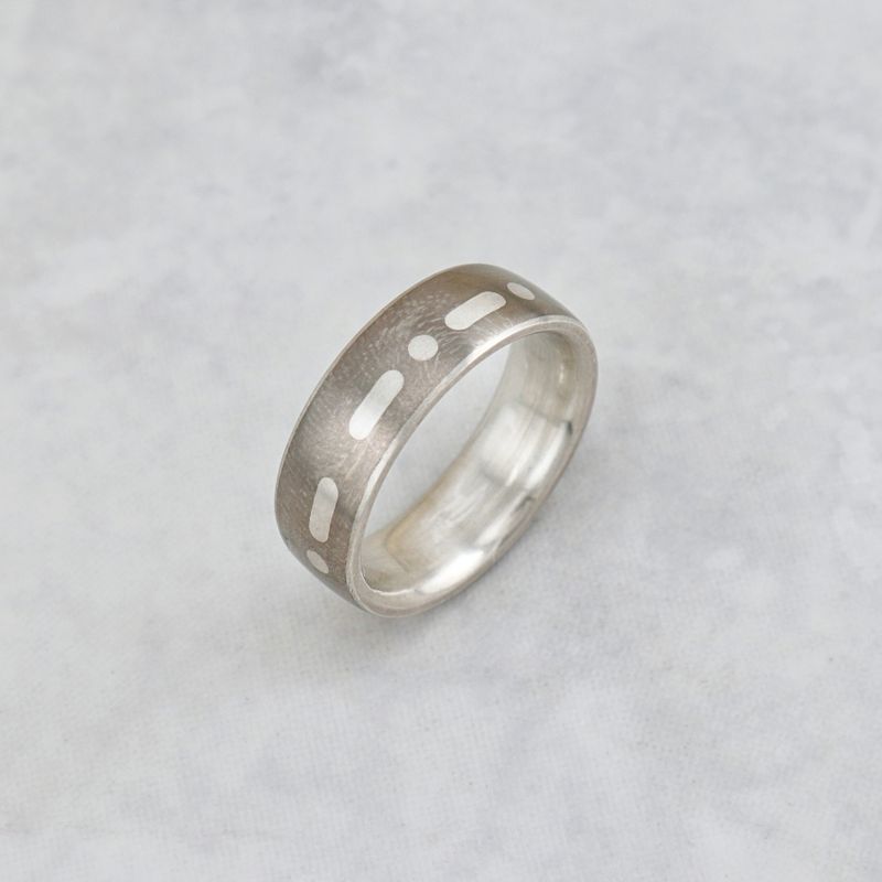 Bague Code Morse en argent et titane