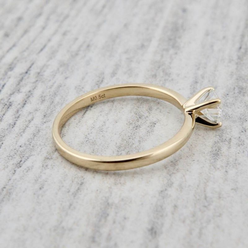 Bague solitaire Classique en or 10K et moissanite 0,5 ct