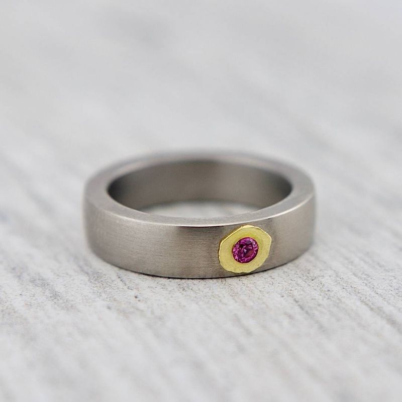 Bague en or vert 18K, titane et saphir
